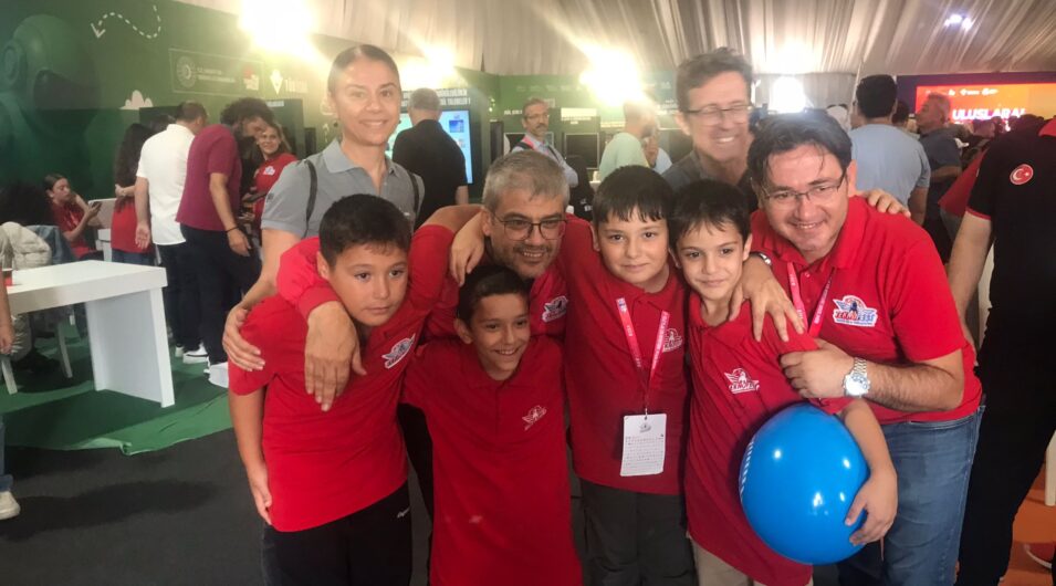 Tübitak Başkanımız Orhan Aydın ekibimizi ziyaret ederek oçocuklarımızı onurlandırmıştır.